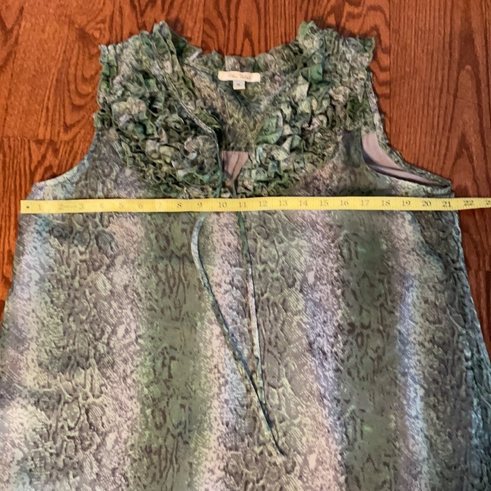 NWOT WOMEN’S RUFFLED sleeveless BLOUSE green snakeskin pattern neck tie L - Picture 13 of 16